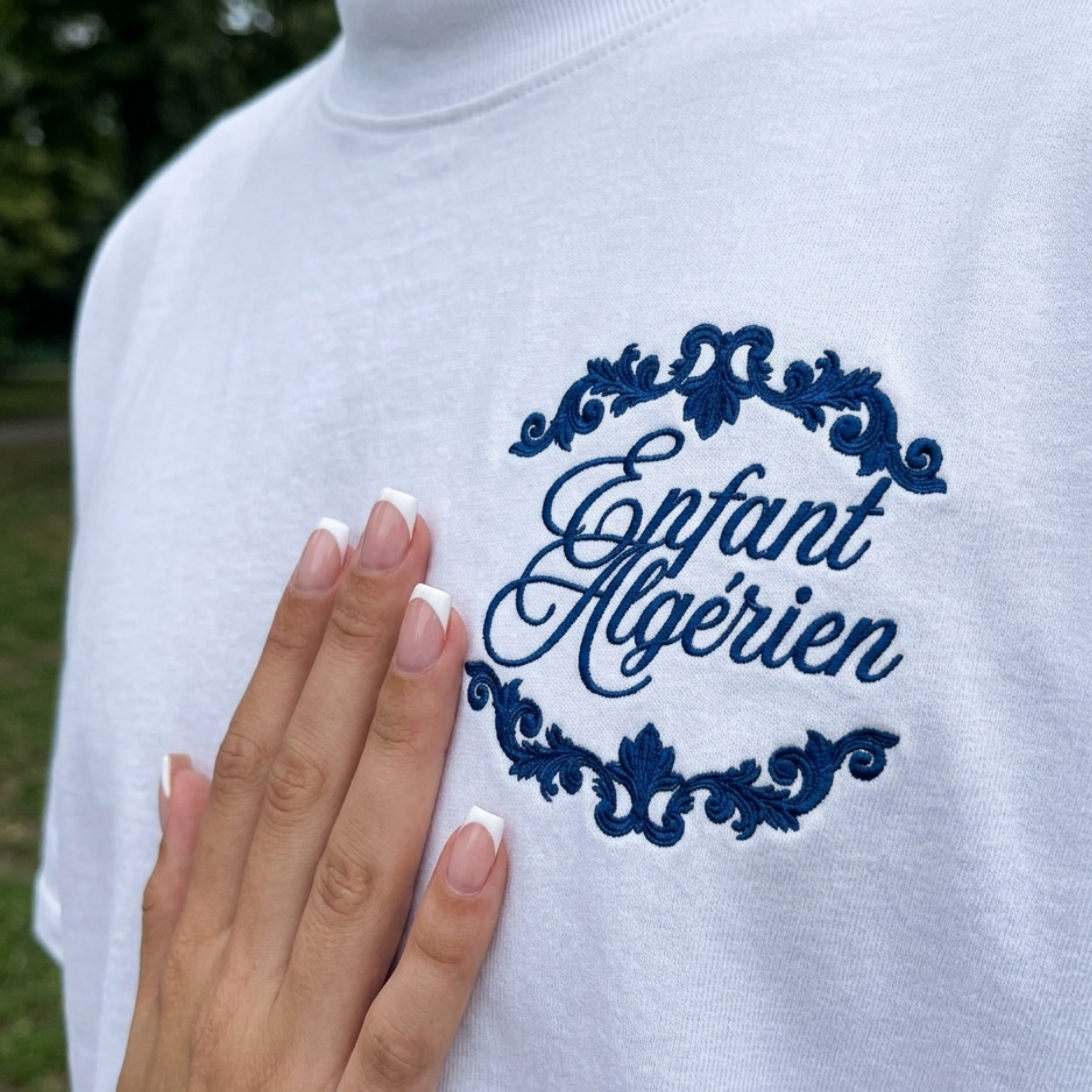 "ENFANT ALGÉRIEN" Brodé bleu sur blanc